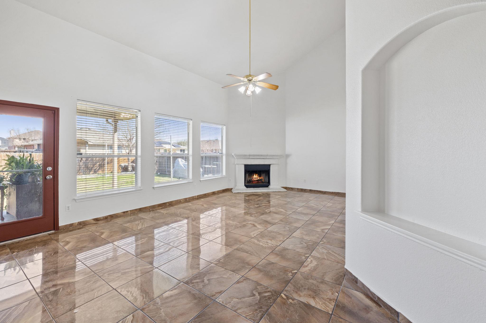 320 Lone Star Blvd, Hutto, TX 78634