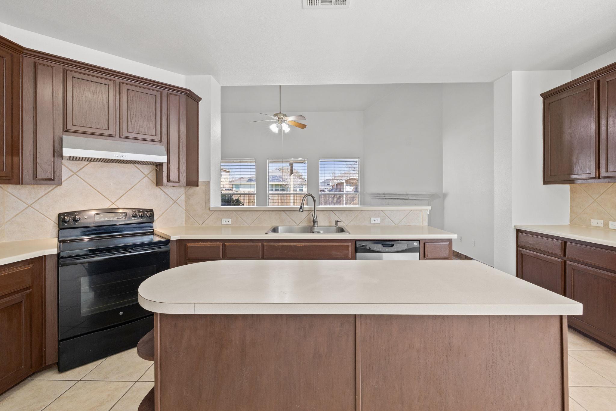 320 Lone Star Blvd, Hutto, TX 78634