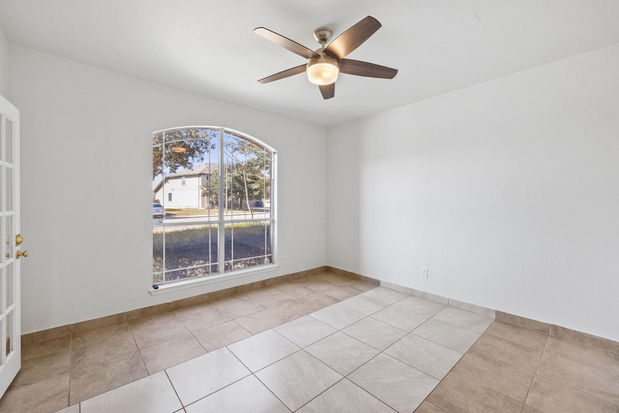 320 Lone Star Blvd, Hutto, TX 78634