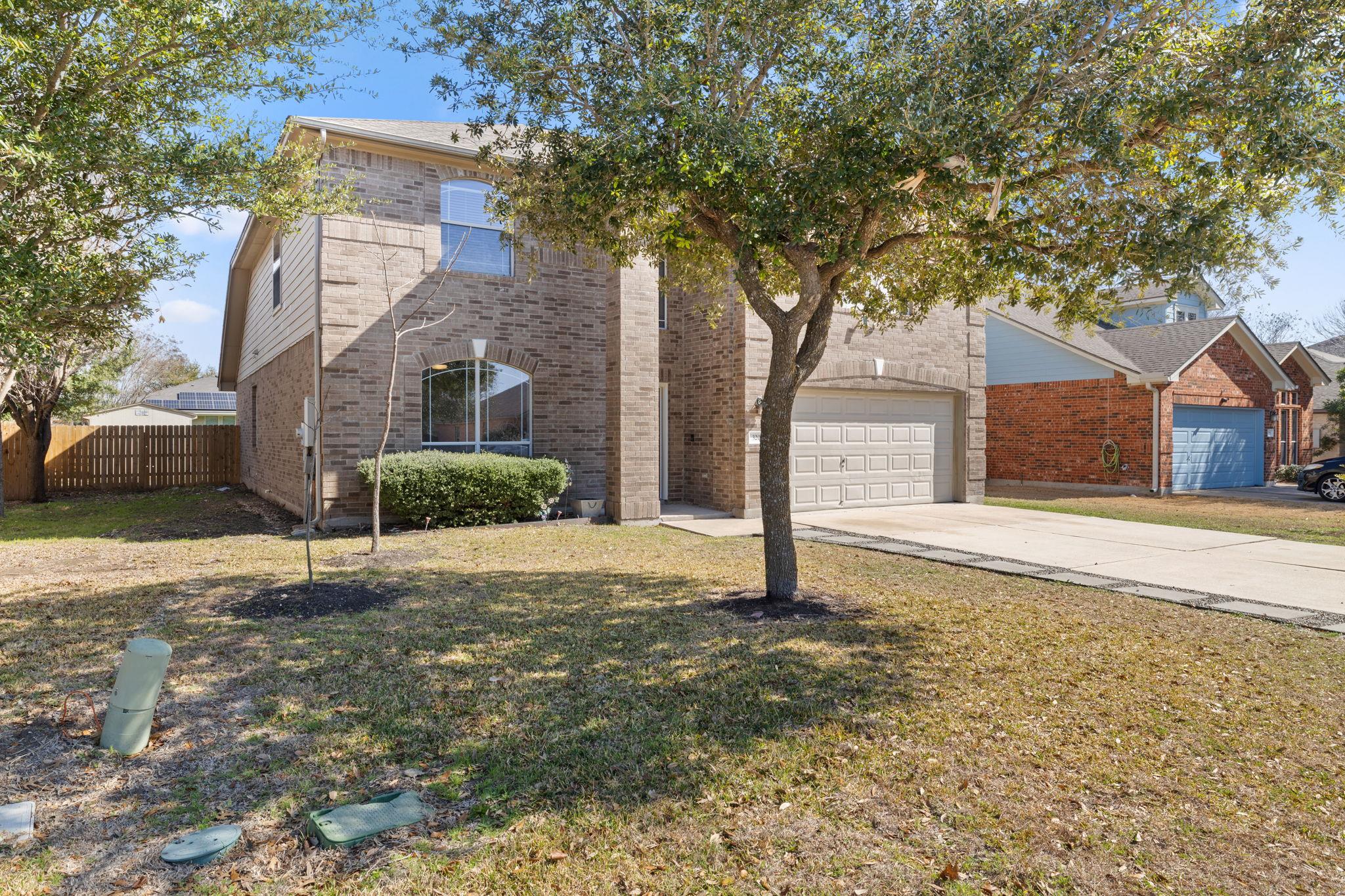 320 Lone Star Blvd, Hutto, TX 78634