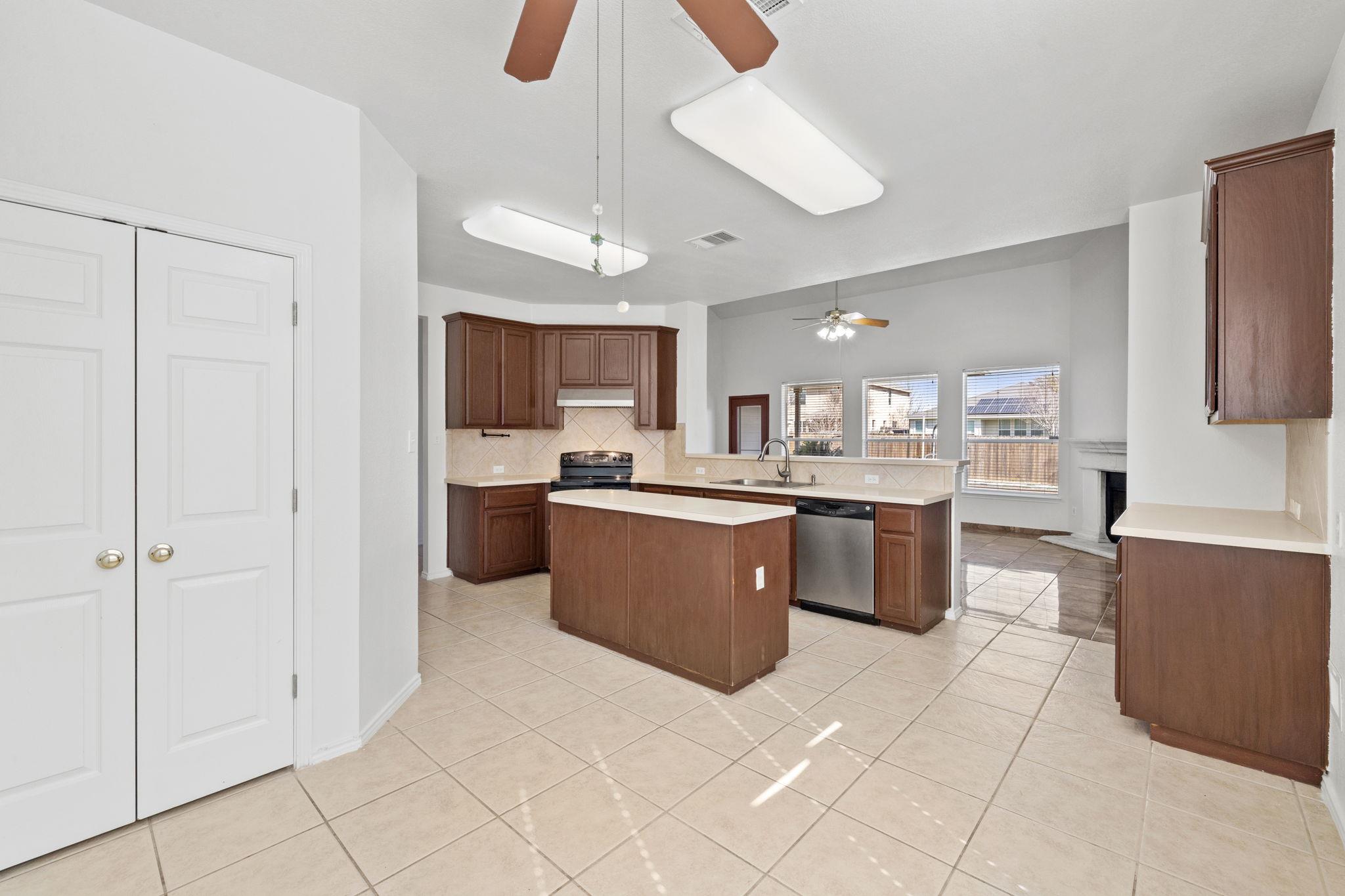 320 Lone Star Blvd, Hutto, TX 78634