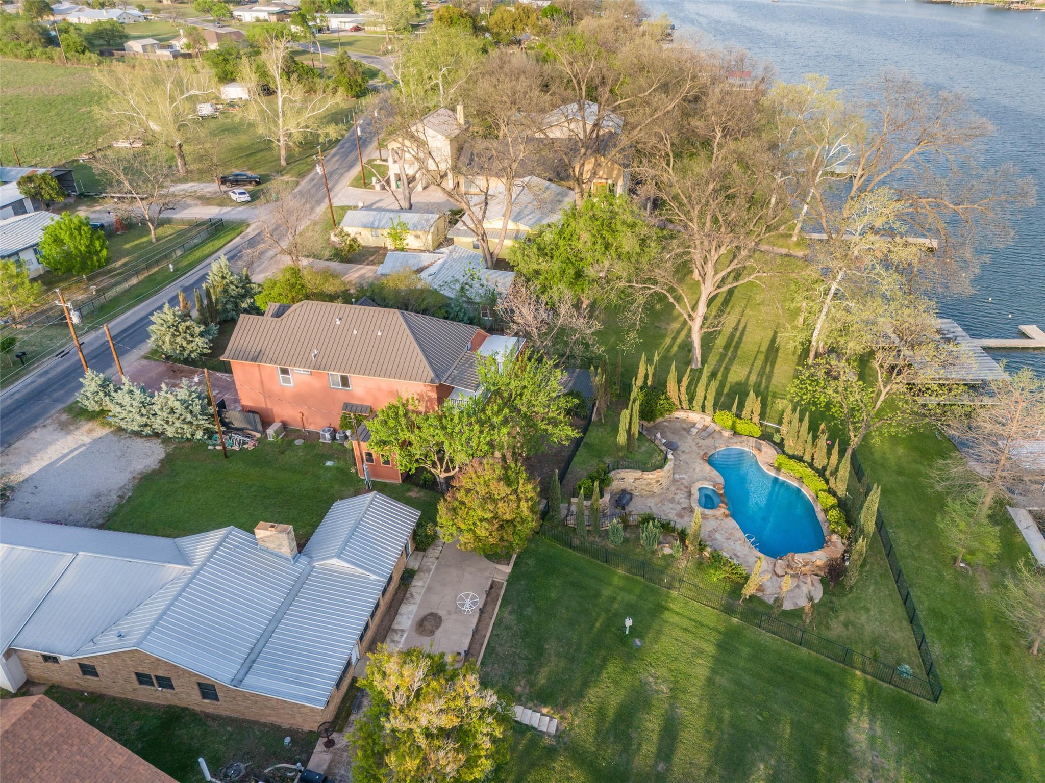 2450 River Oaks Dr, Kingsland, TX 78639