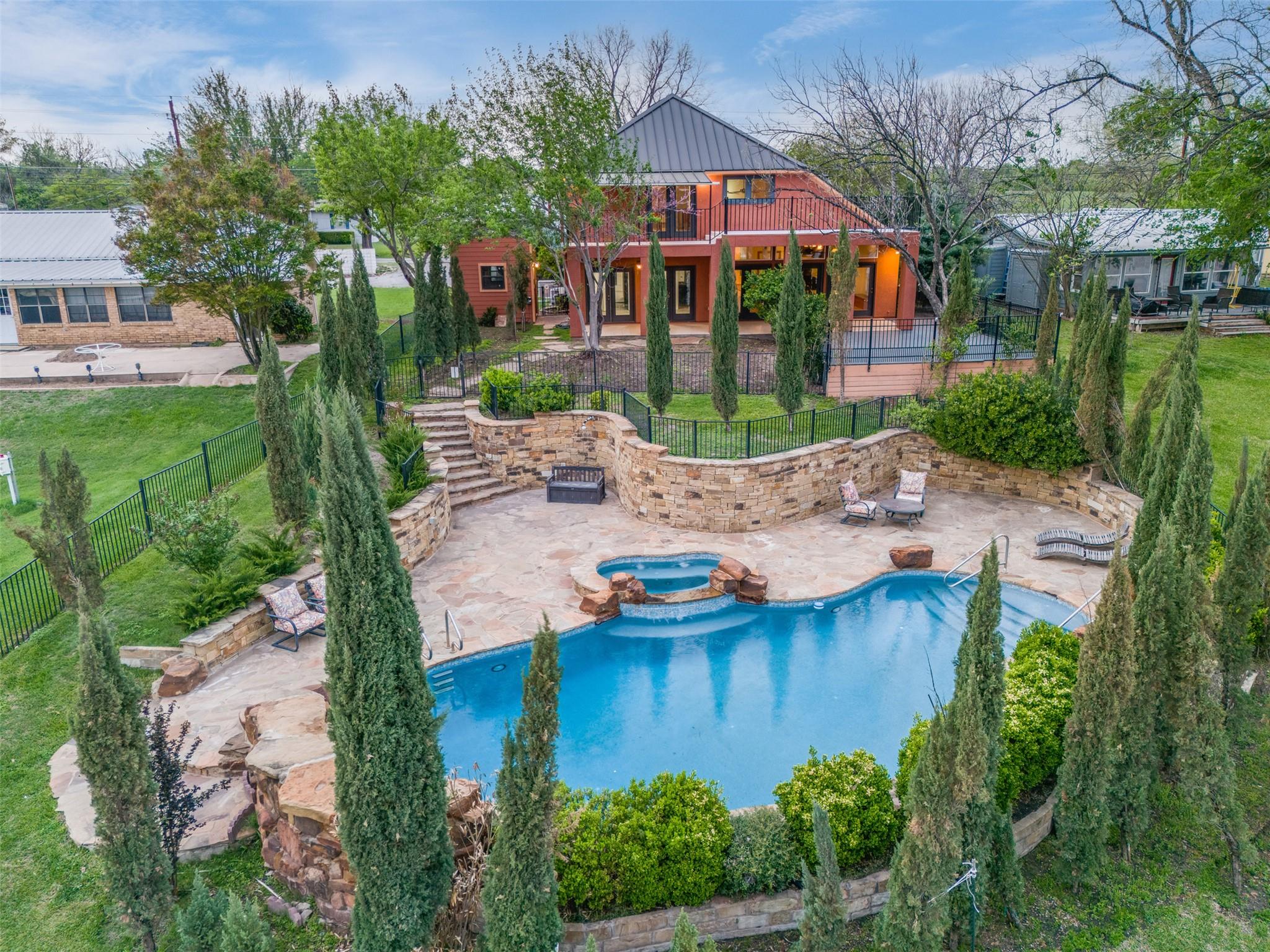 2450 River Oaks Dr, Kingsland, TX 78639