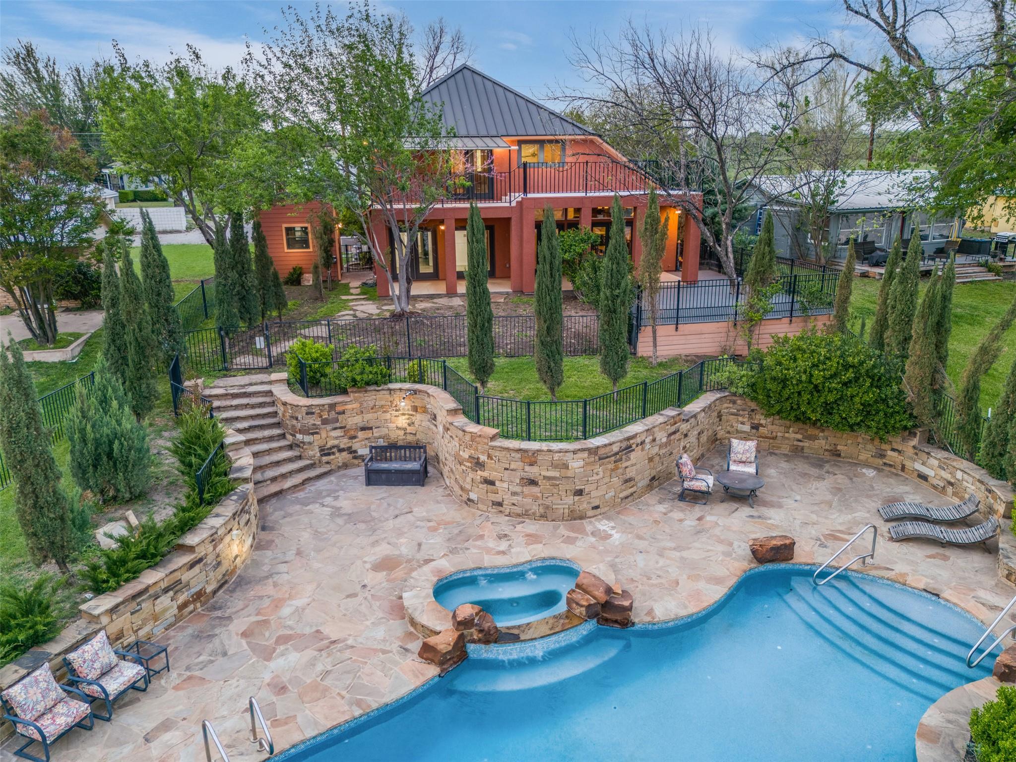 2450 River Oaks Dr, Kingsland, TX 78639