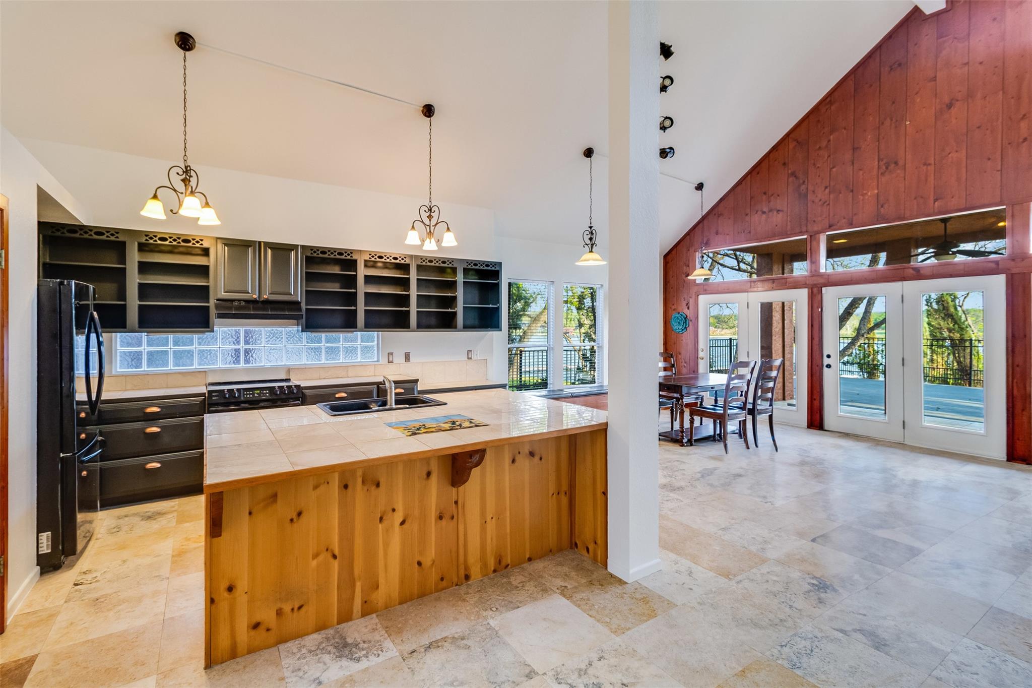 2450 River Oaks Dr, Kingsland, TX 78639