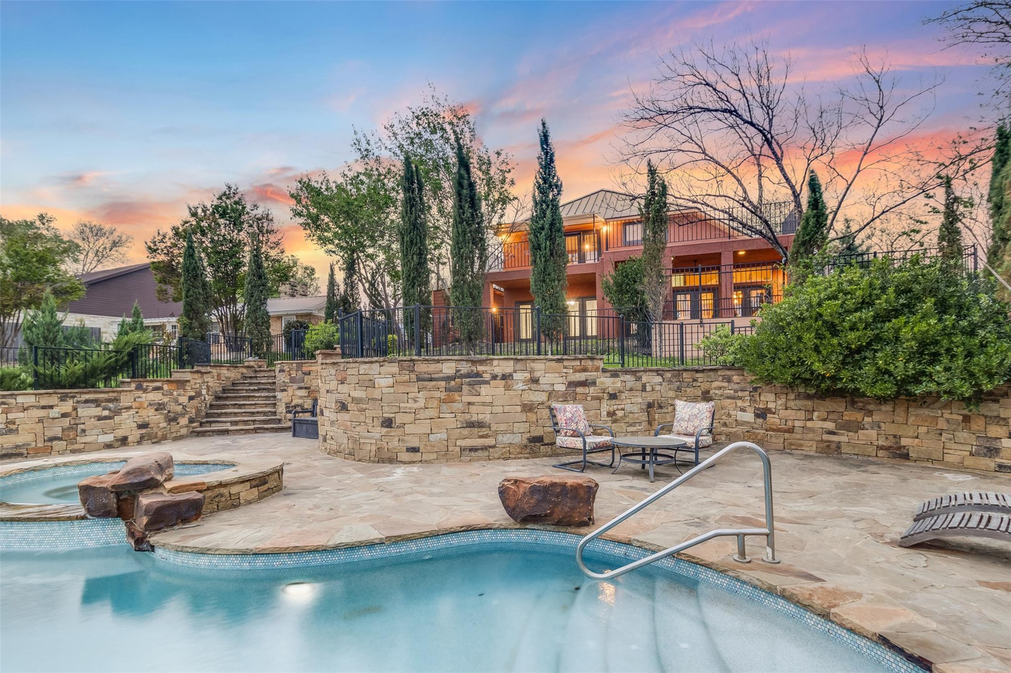 2450 River Oaks Dr, Kingsland, TX 78639