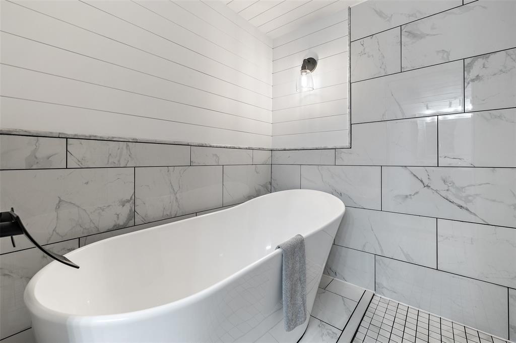 318 Coventry Rd, Spicewood, TX 78669