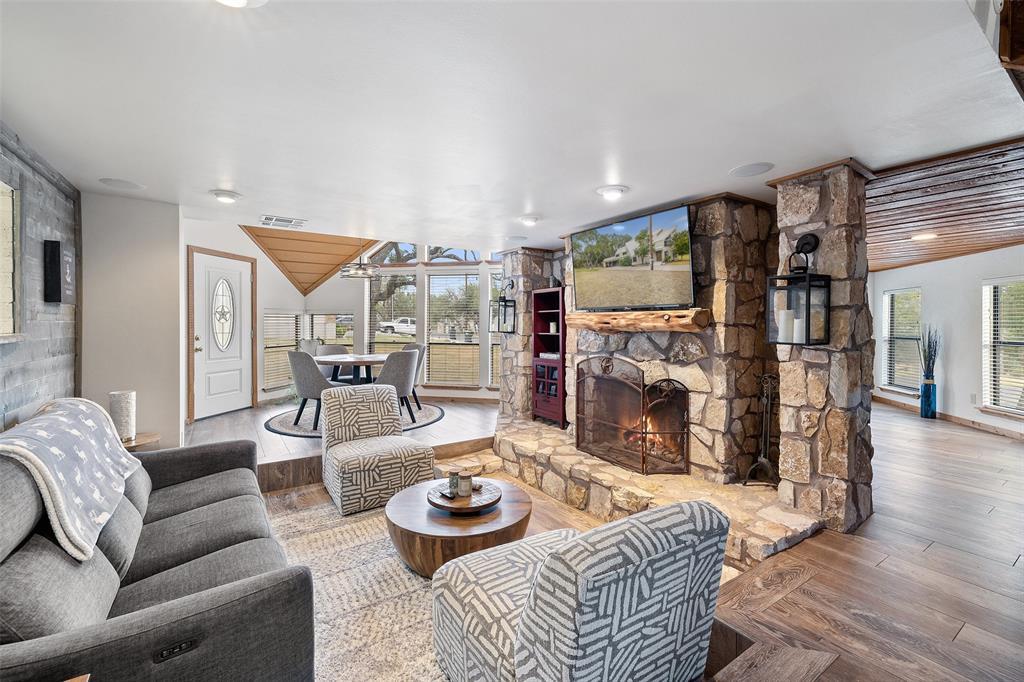 318 Coventry Rd, Spicewood, TX 78669