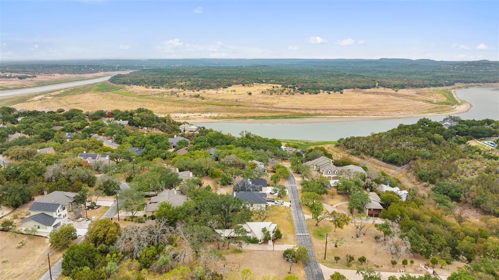 318 Coventry Rd, Spicewood, TX 78669