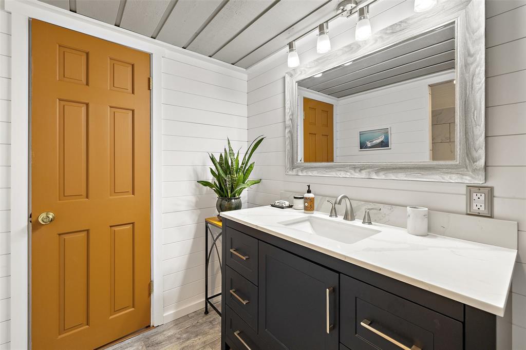 318 Coventry Rd, Spicewood, TX 78669