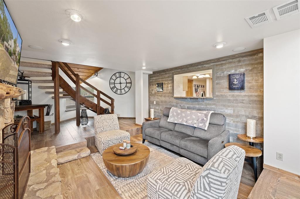 318 Coventry Rd, Spicewood, TX 78669