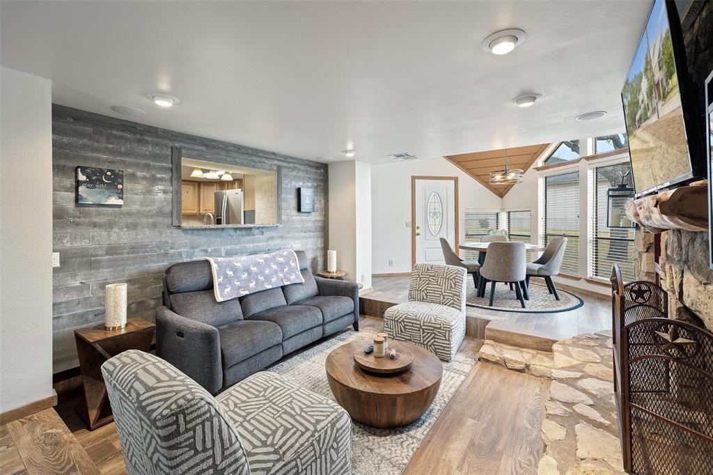 318 Coventry Rd, Spicewood, TX 78669