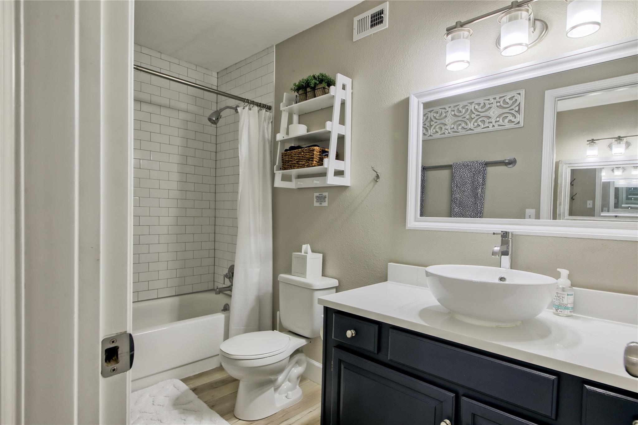 157 Comanche Pt, Point Venture, TX 78645