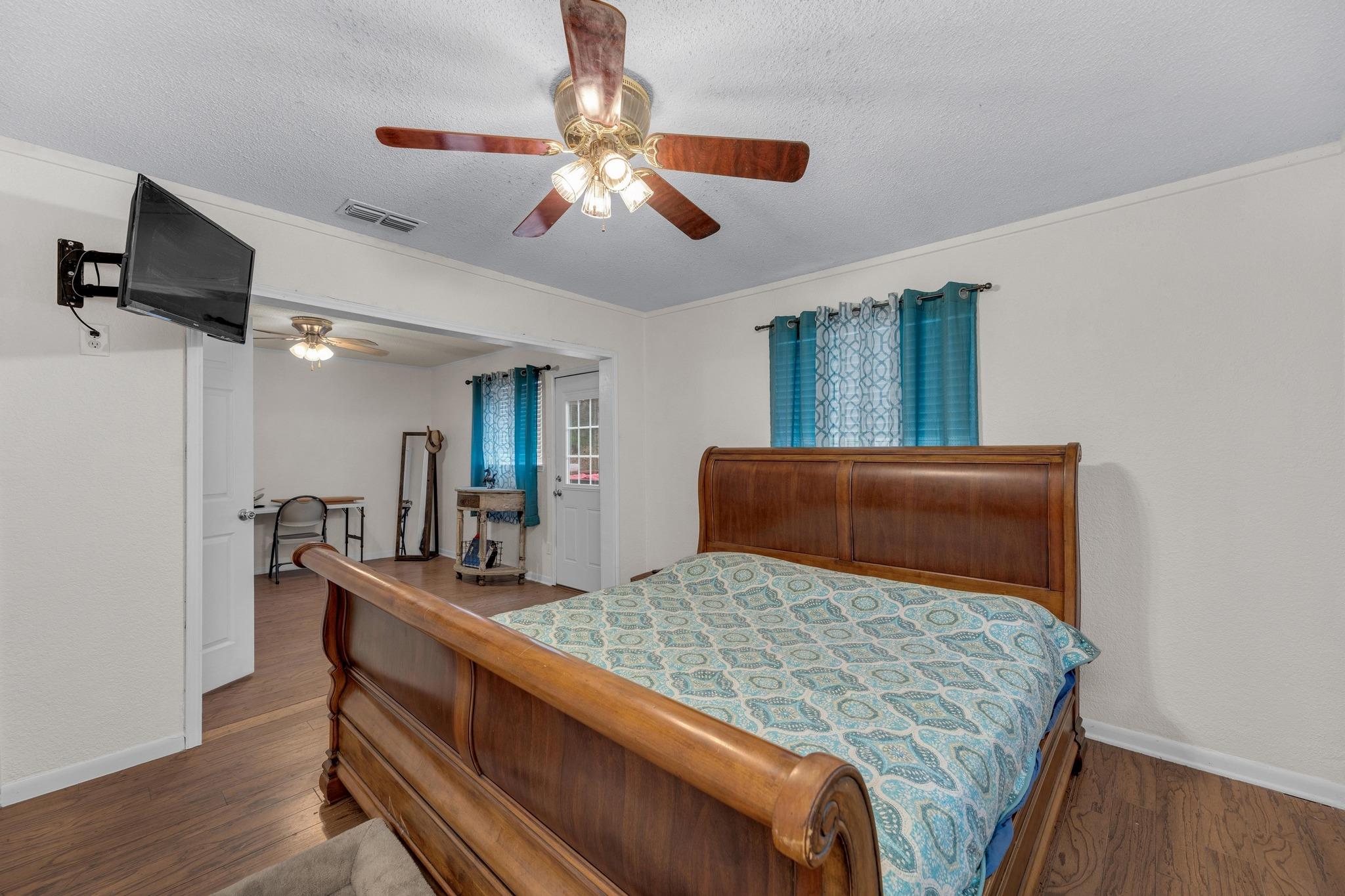 928 Moccasin Trl, La Grange, TX 78945