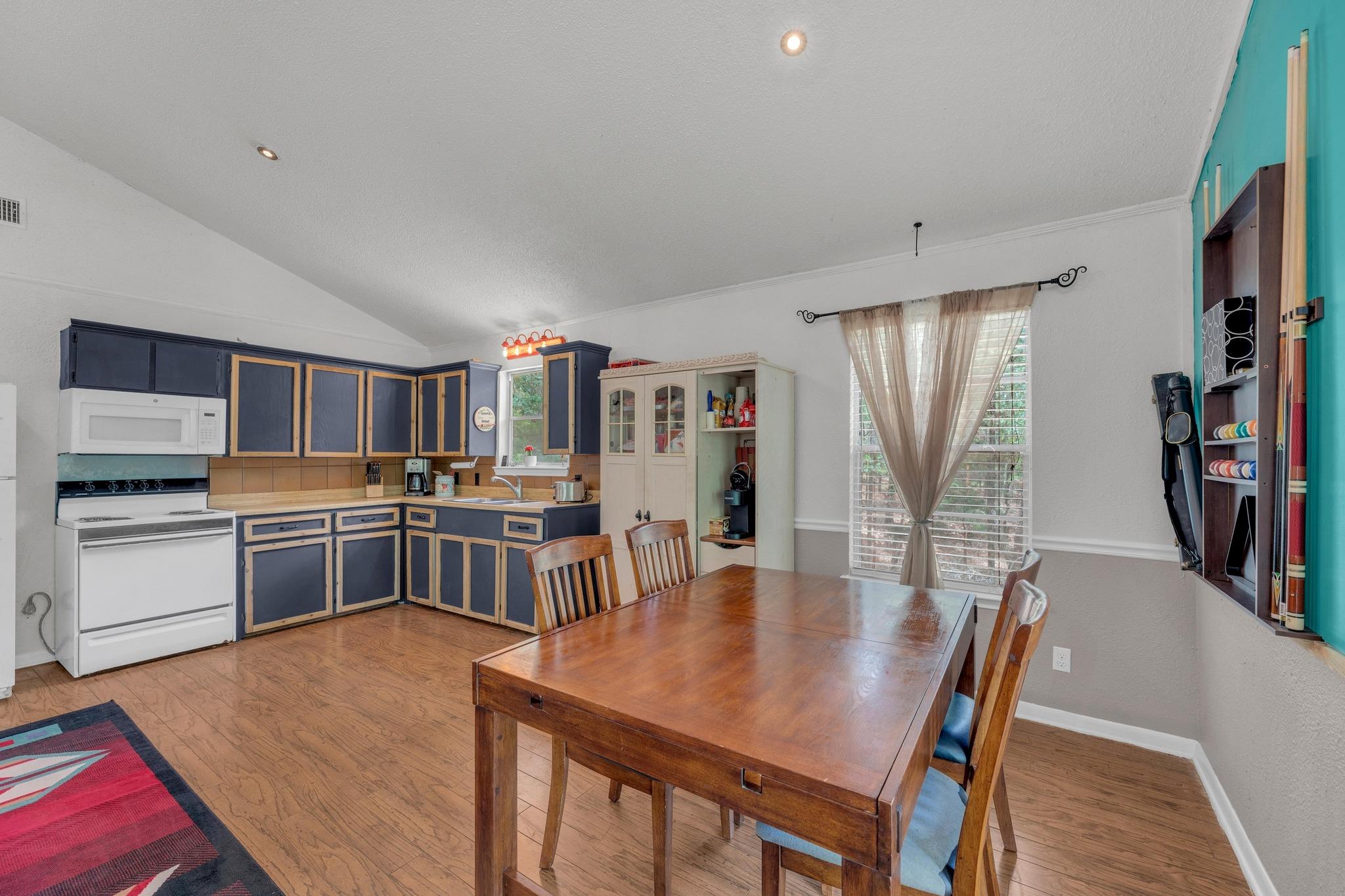 928 Moccasin Trl, La Grange, TX 78945