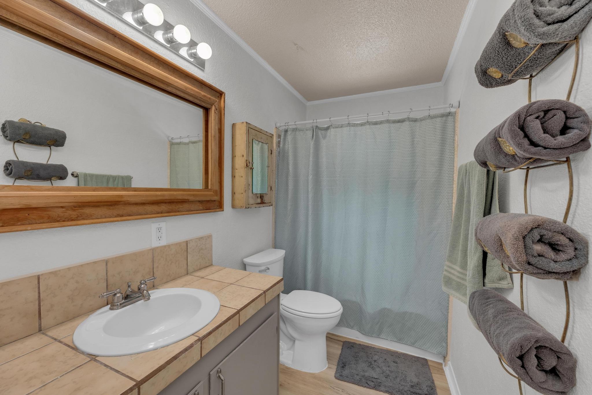 928 Moccasin Trl, La Grange, TX 78945