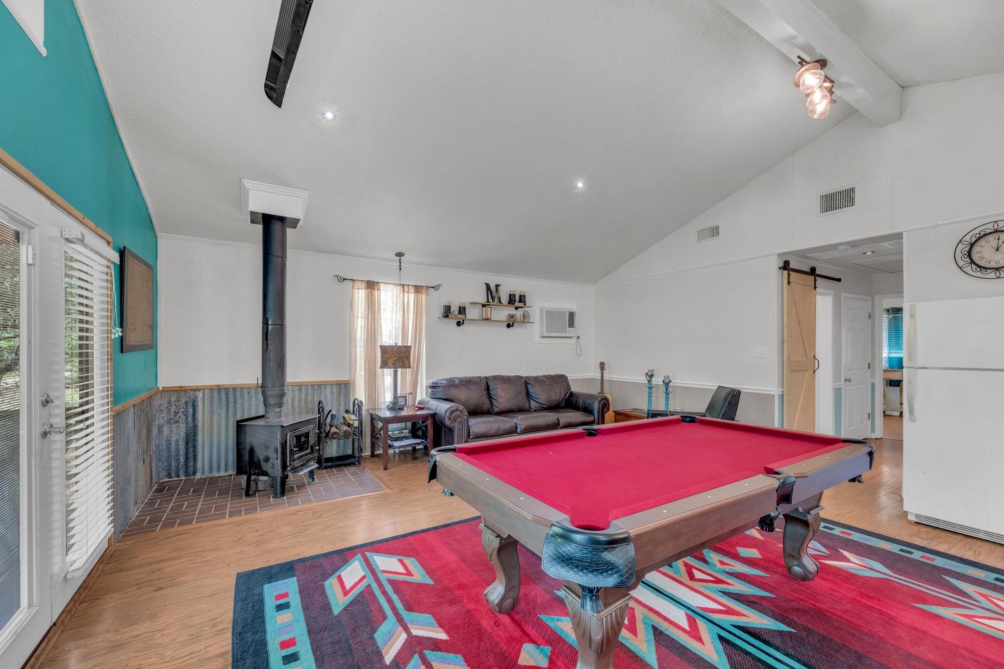 928 Moccasin Trl, La Grange, TX 78945