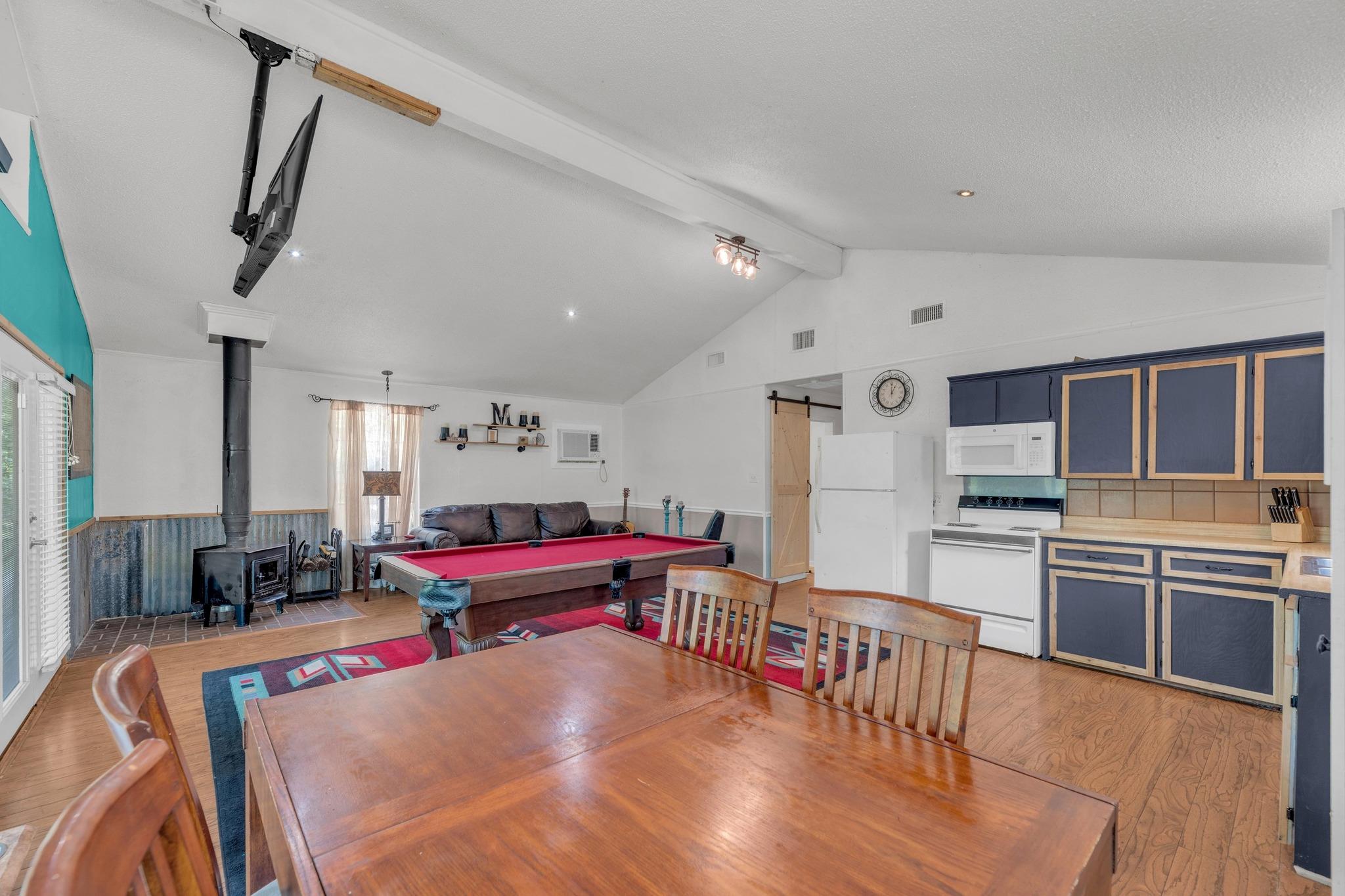 928 Moccasin Trl, La Grange, TX 78945