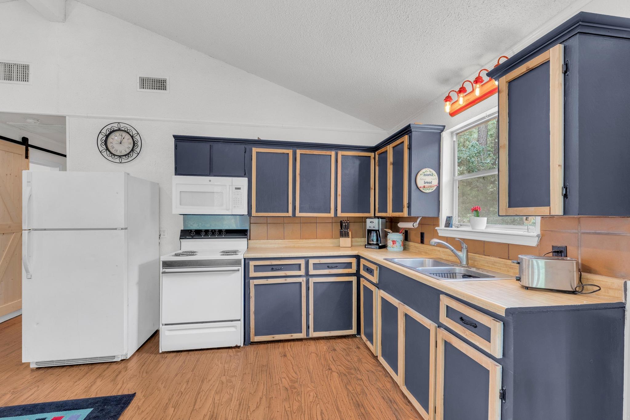 928 Moccasin Trl, La Grange, TX 78945