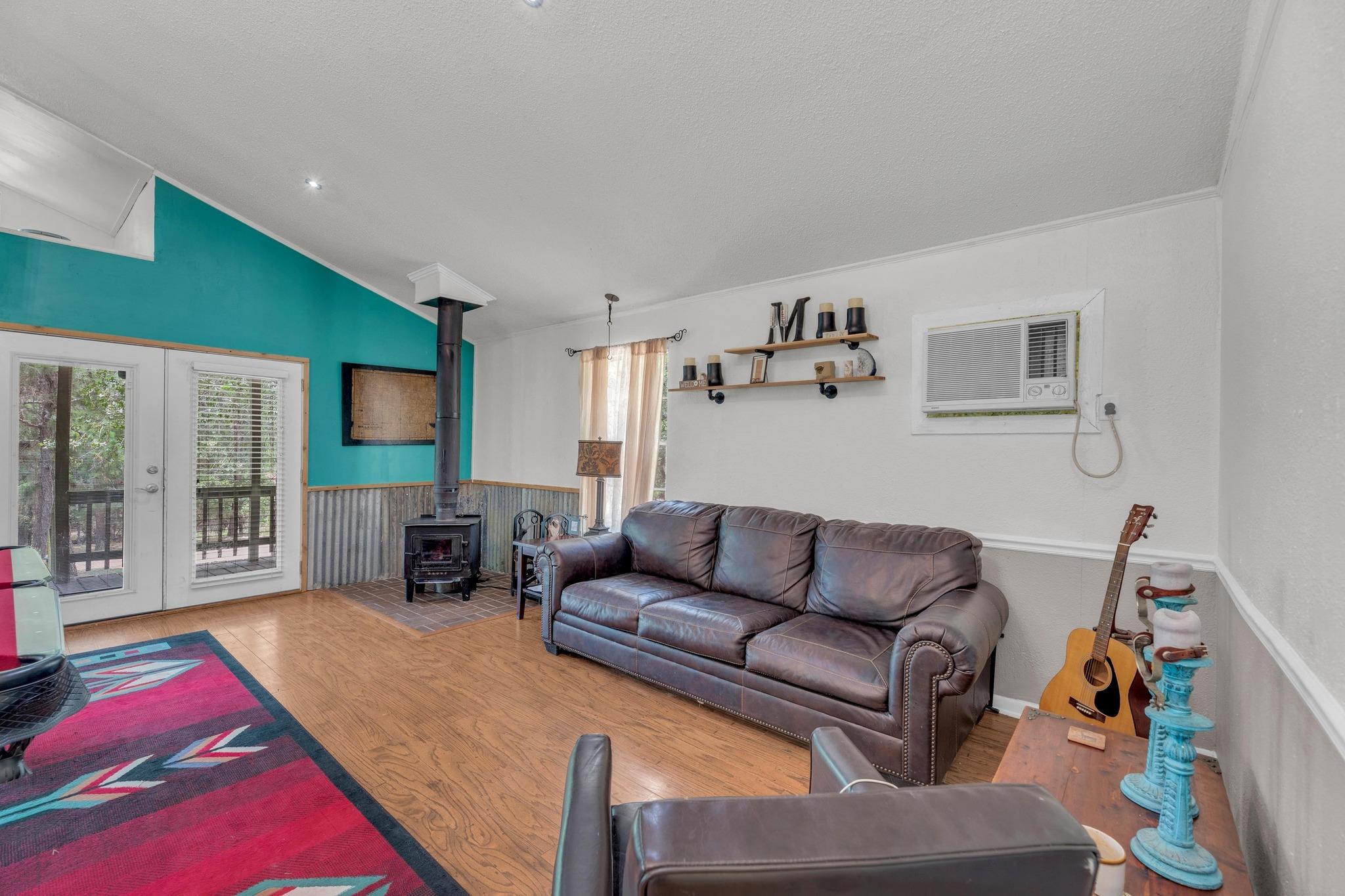 928 Moccasin Trl, La Grange, TX 78945