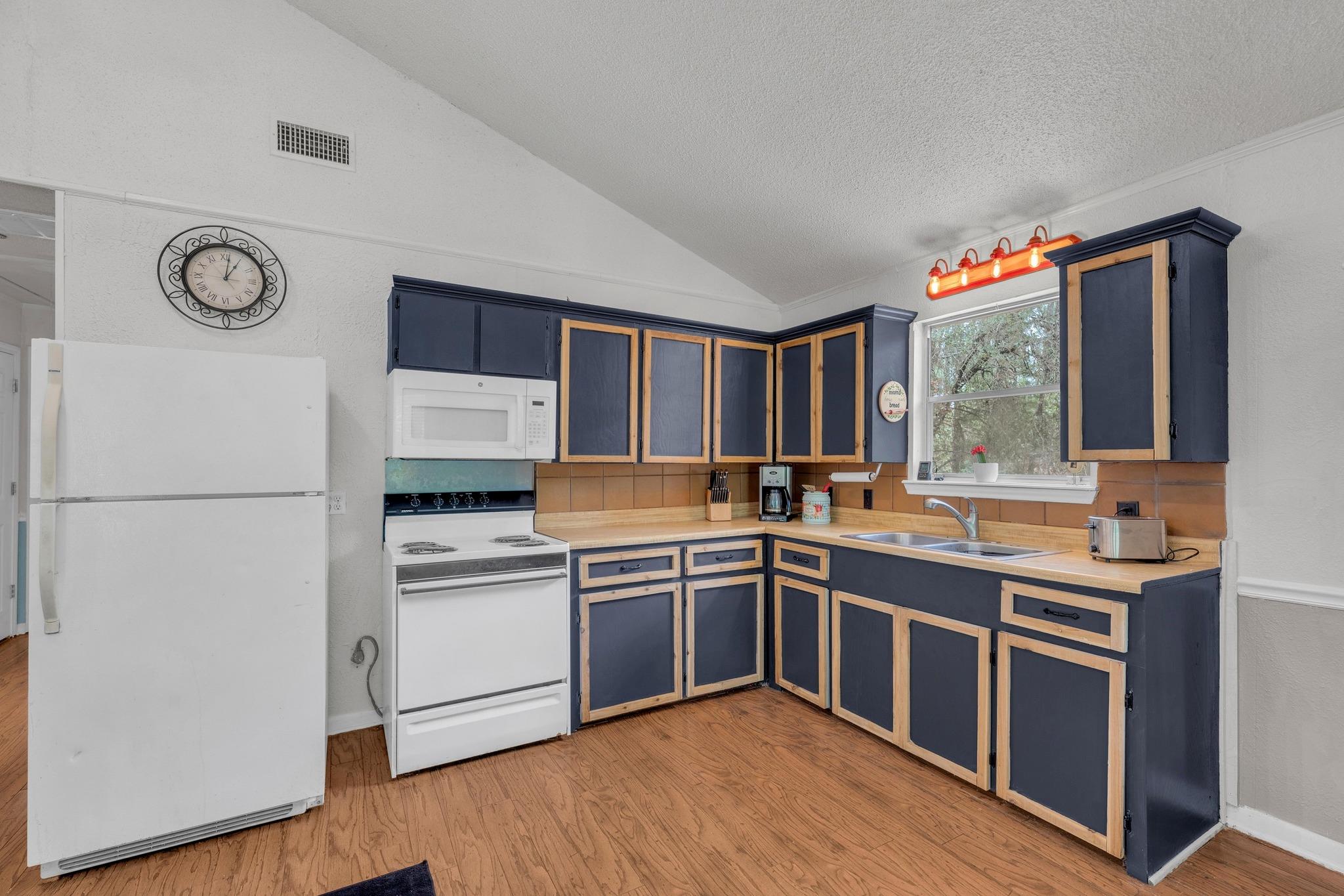 928 Moccasin Trl, La Grange, TX 78945