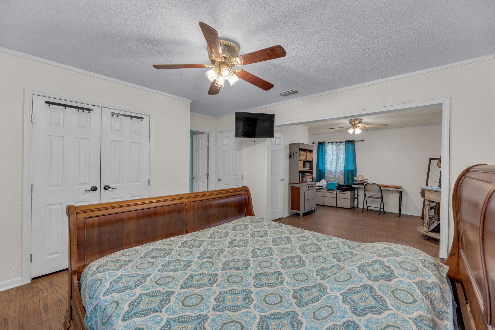 928 Moccasin Trl, La Grange, TX 78945