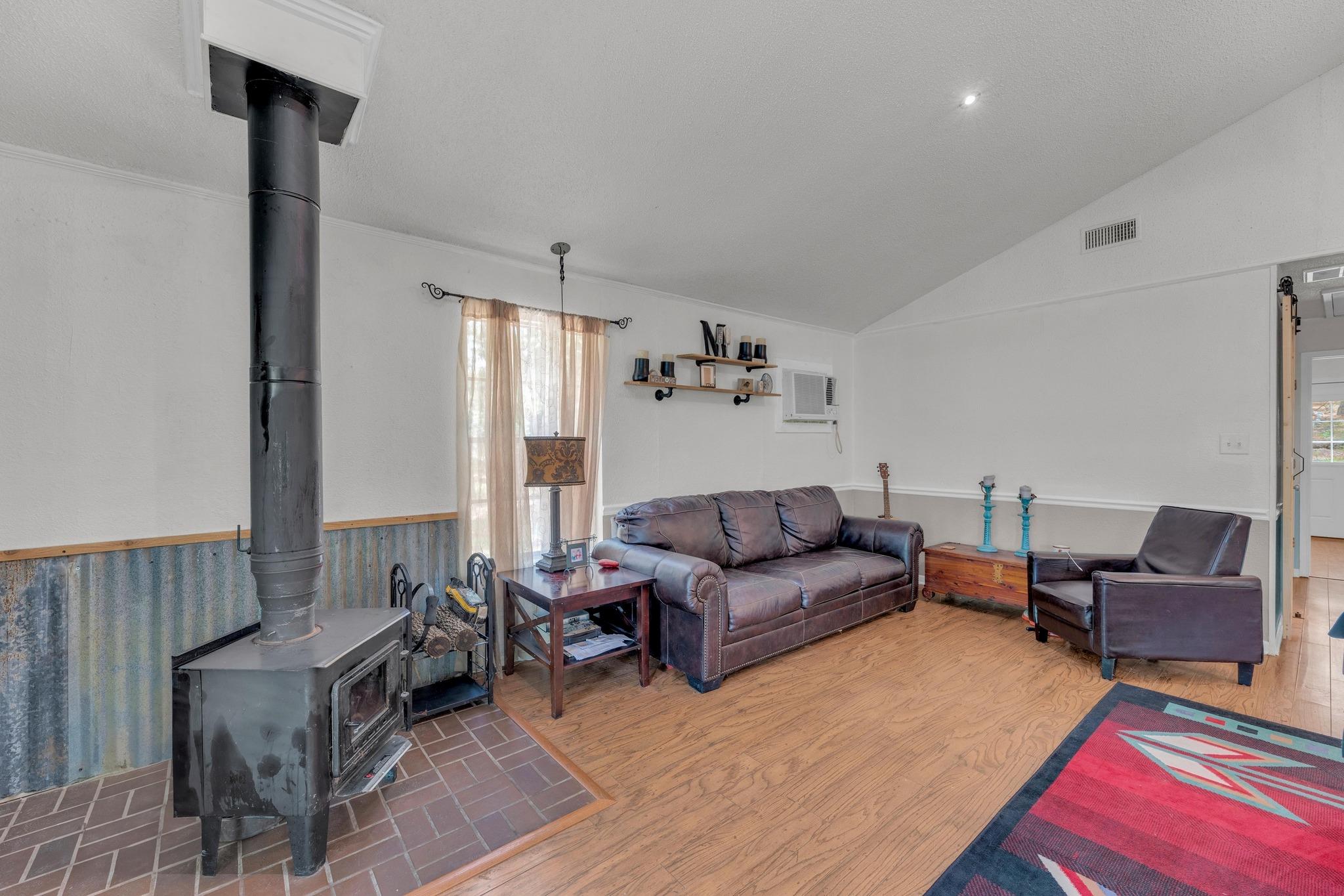 928 Moccasin Trl, La Grange, TX 78945