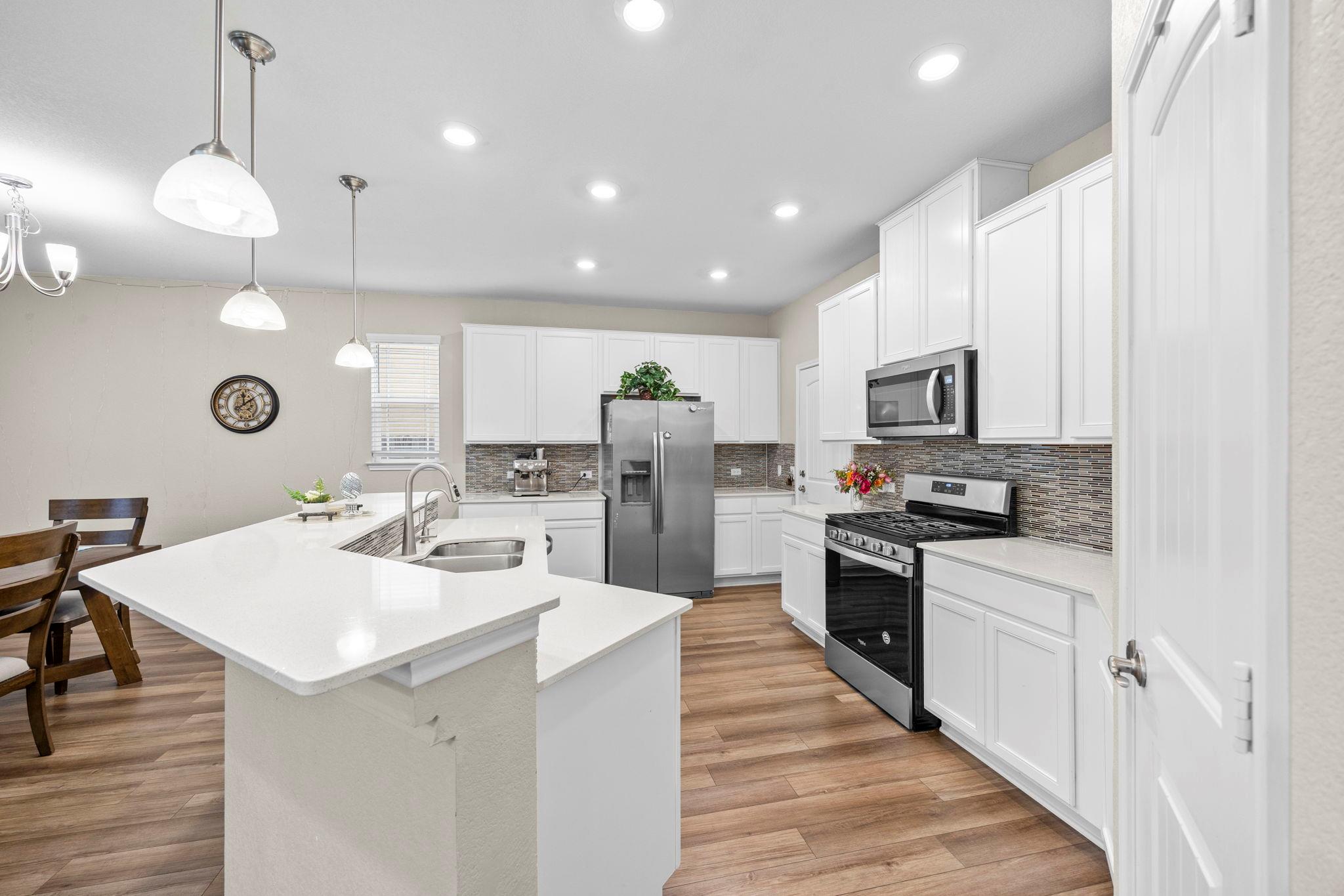 125 Danablu Dr, Hutto, TX 78634