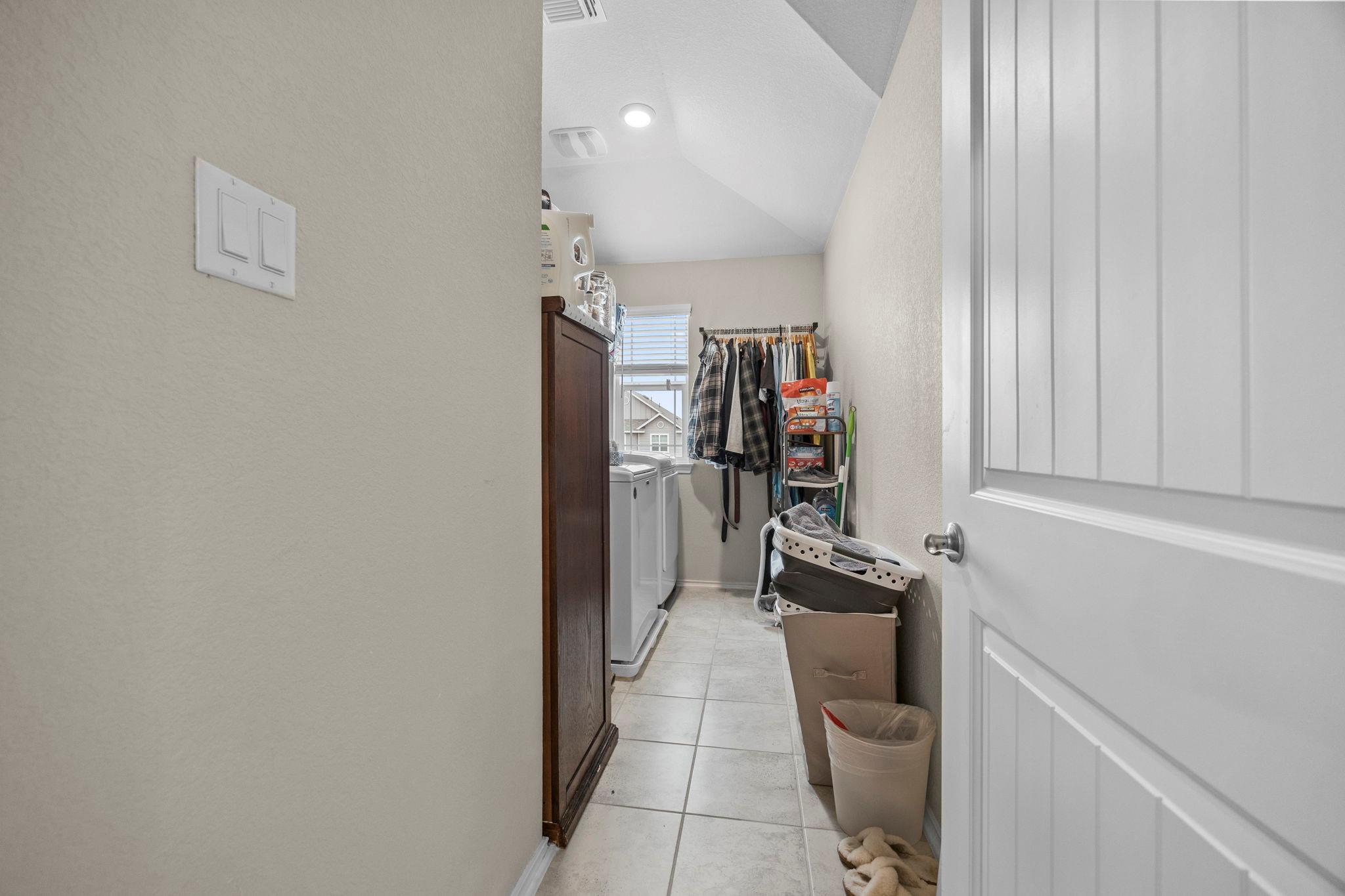 125 Danablu Dr, Hutto, TX 78634