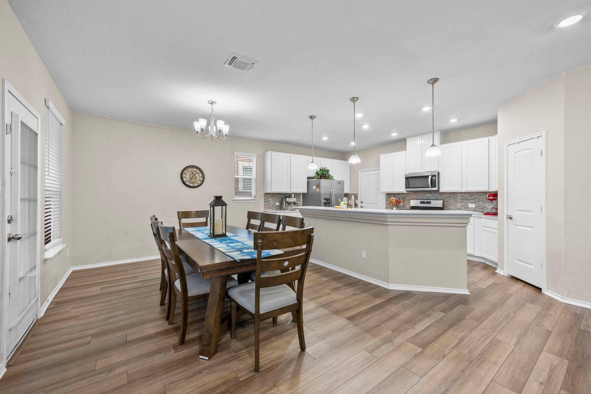 125 Danablu Dr, Hutto, TX 78634