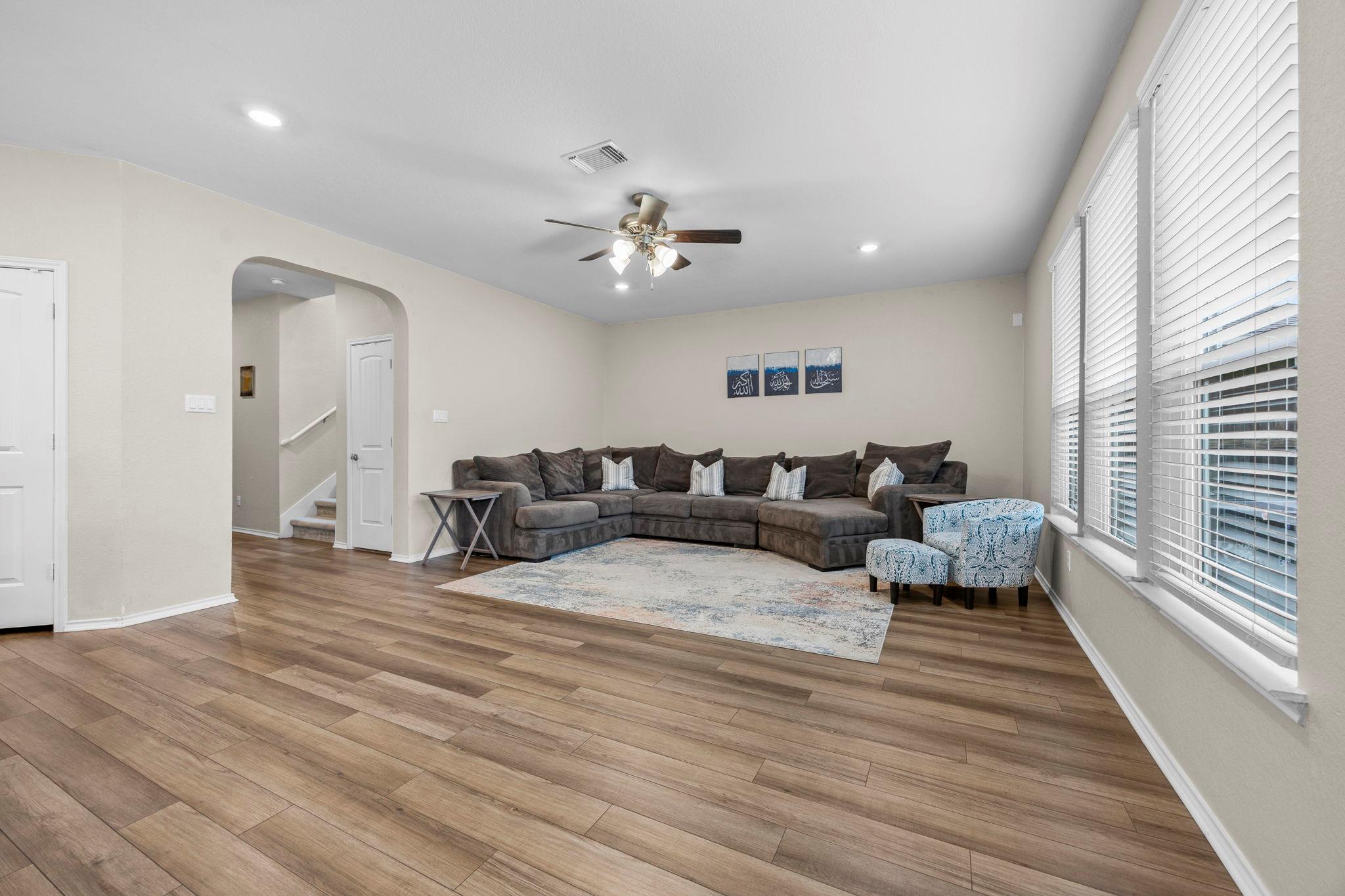 125 Danablu Dr, Hutto, TX 78634