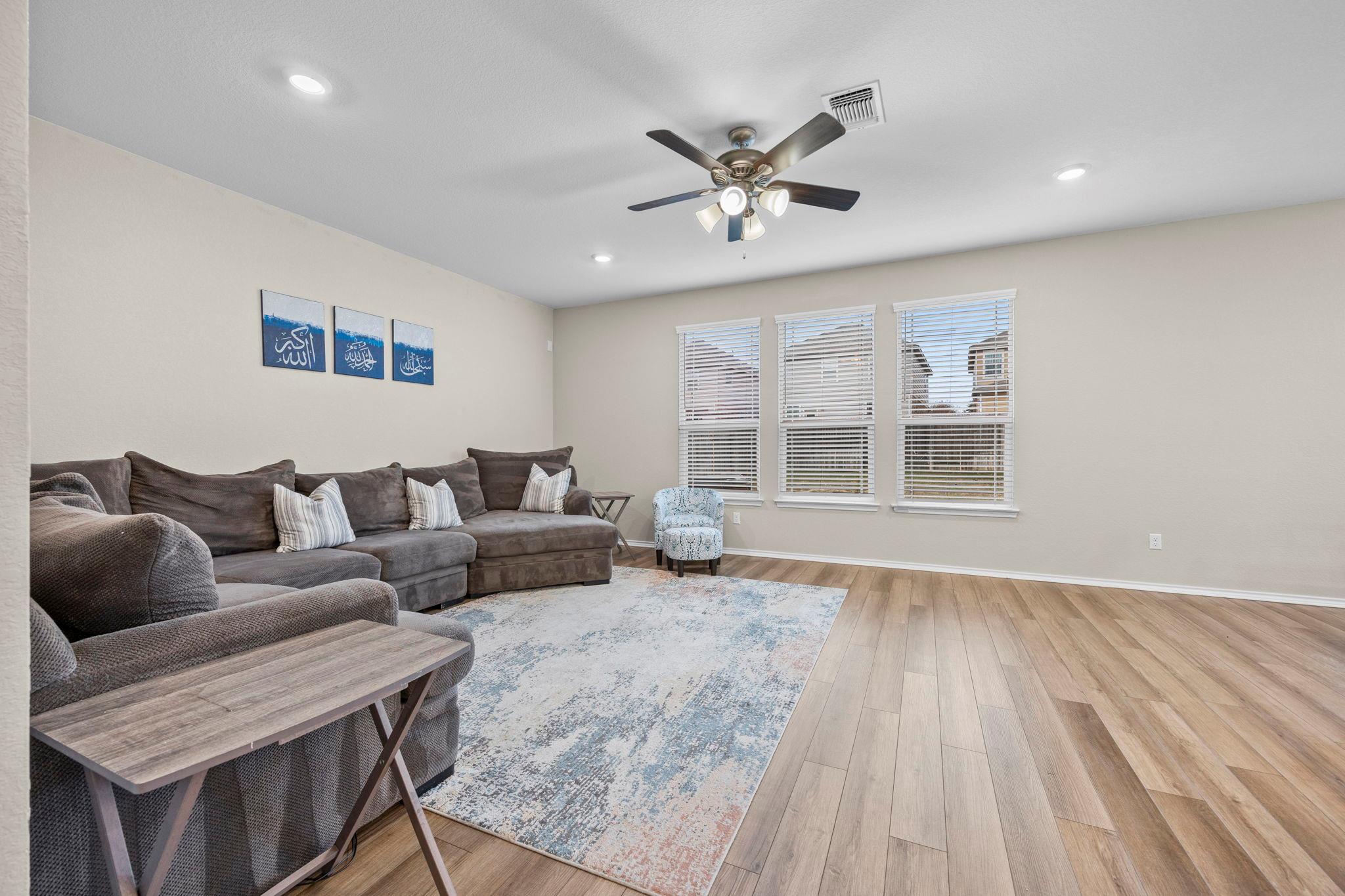 125 Danablu Dr, Hutto, TX 78634