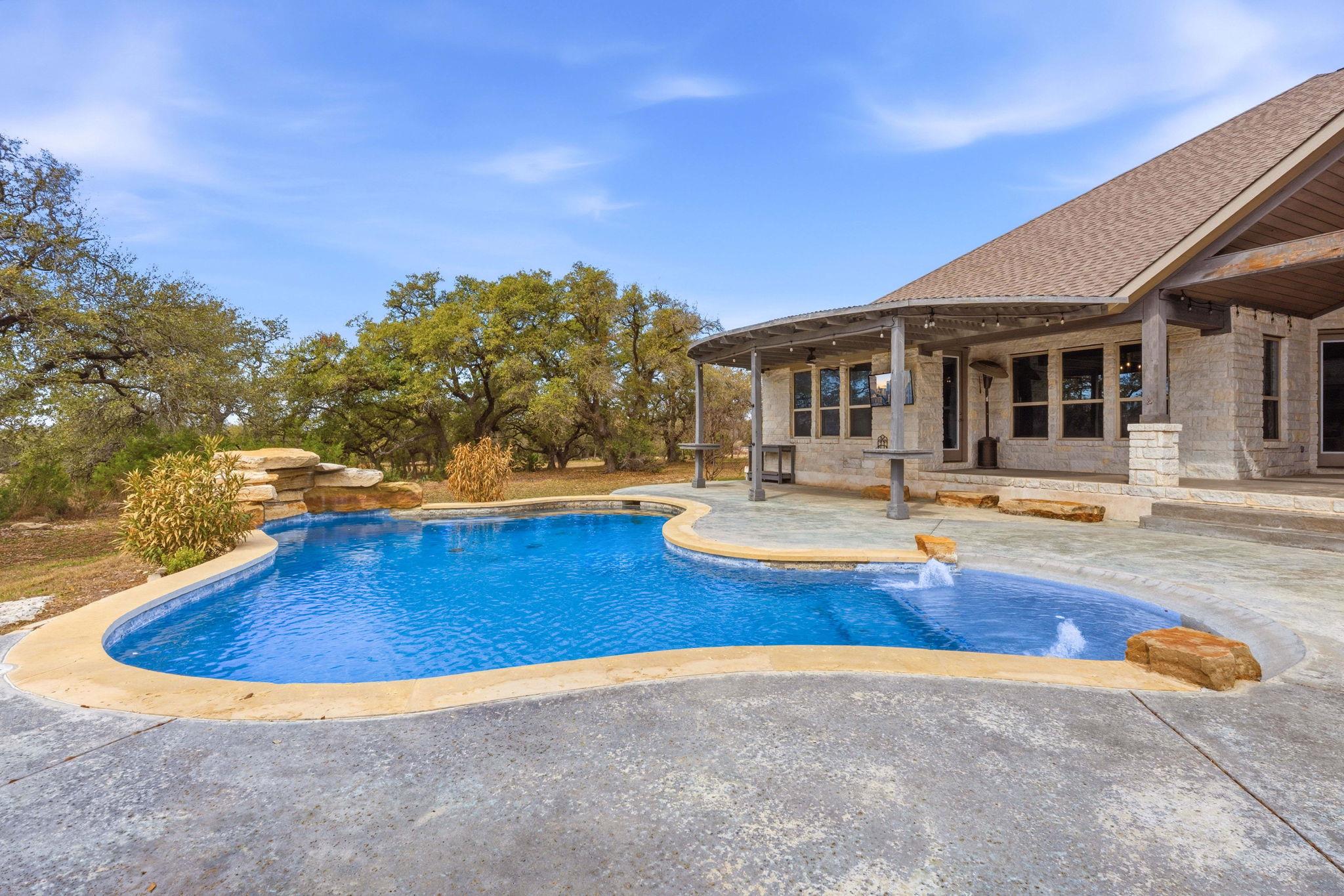 468 Lloyd Ln, Dripping Springs, TX 78620