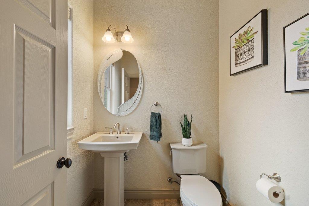 232 Crooked Oak Ln, Round Mountain, TX 78663