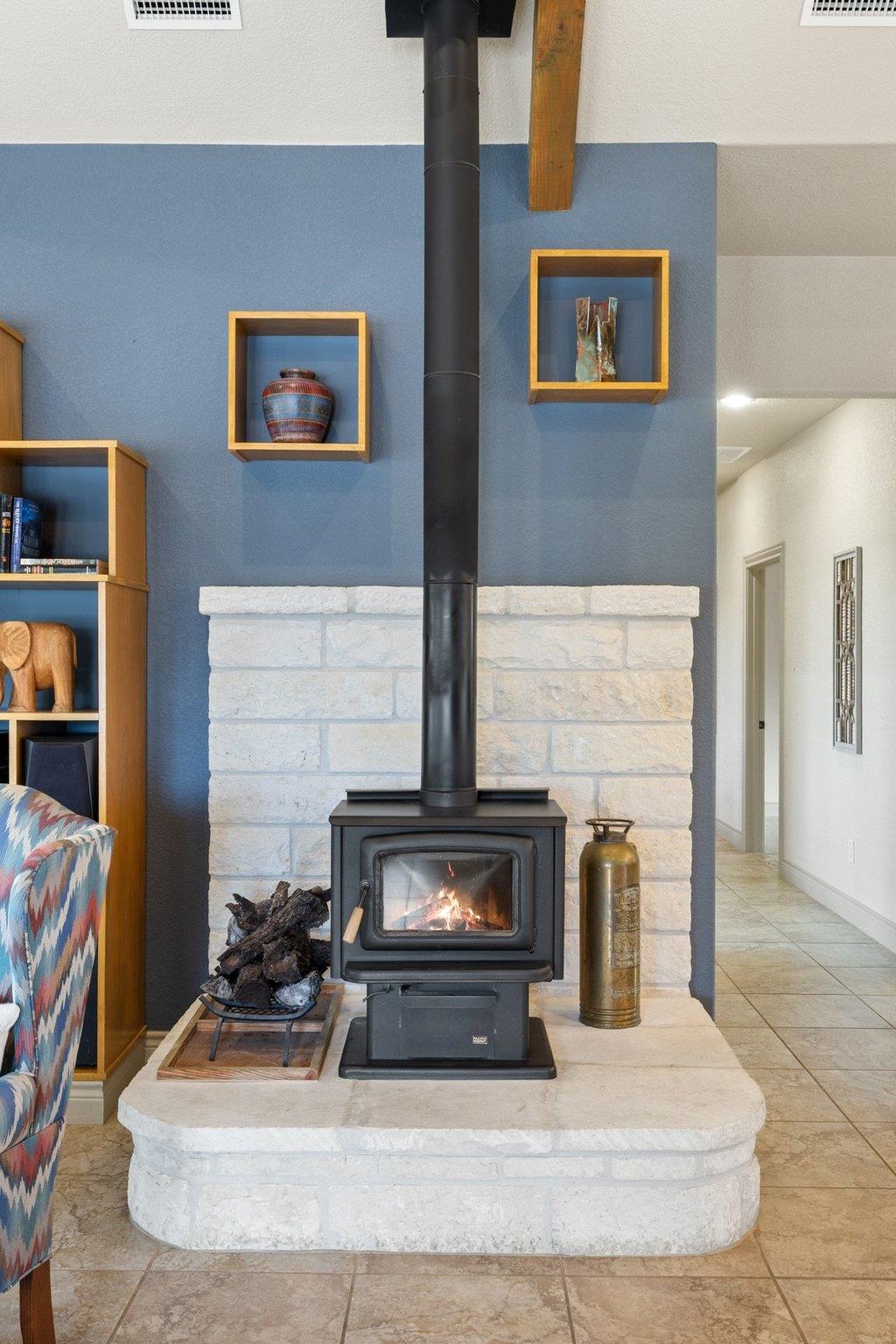 232 Crooked Oak Ln, Round Mountain, TX 78663