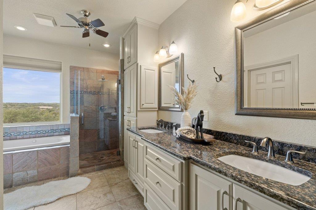 232 Crooked Oak Ln, Round Mountain, TX 78663