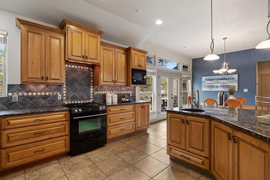 232 Crooked Oak Ln, Round Mountain, TX 78663