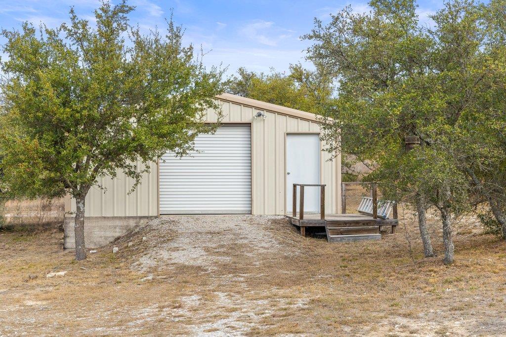 232 Crooked Oak Ln, Round Mountain, TX 78663