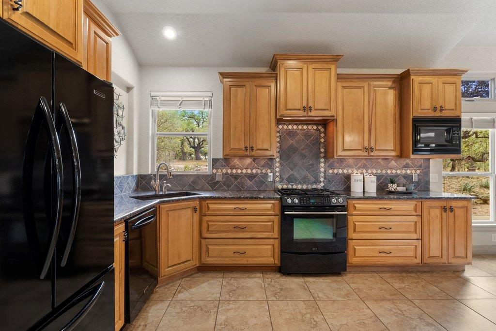 232 Crooked Oak Ln, Round Mountain, TX 78663