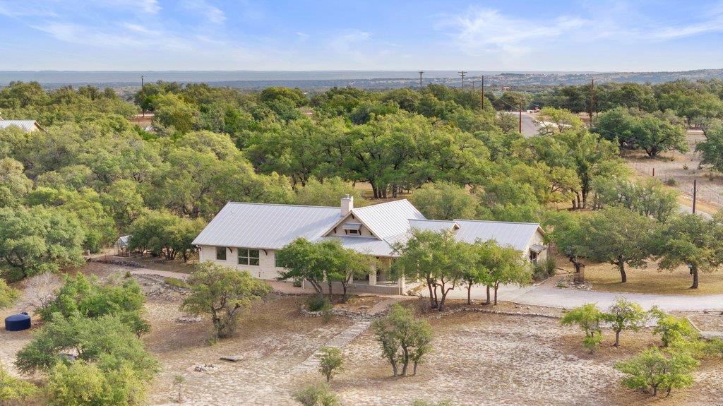 232 Crooked Oak Ln, Round Mountain, TX 78663