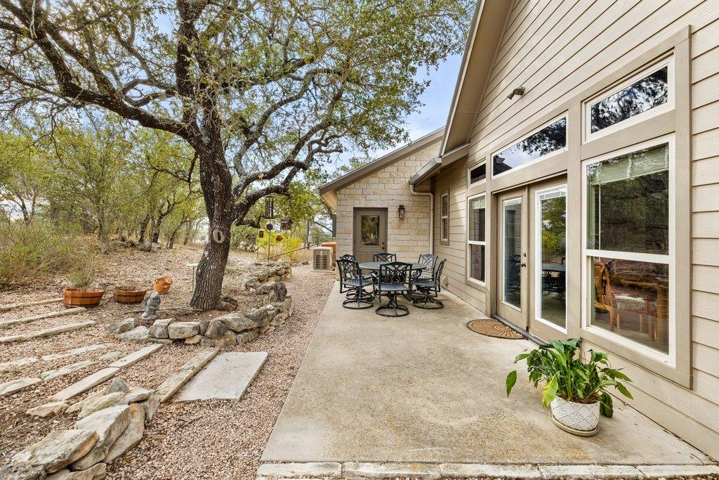 232 Crooked Oak Ln, Round Mountain, TX 78663