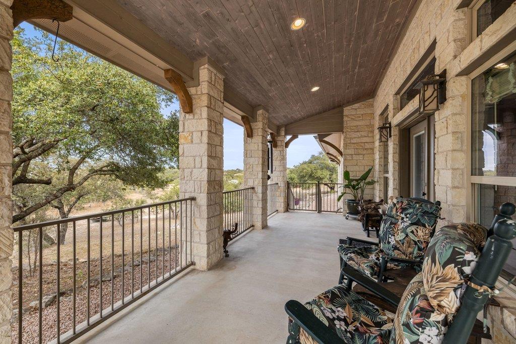 232 Crooked Oak Ln, Round Mountain, TX 78663