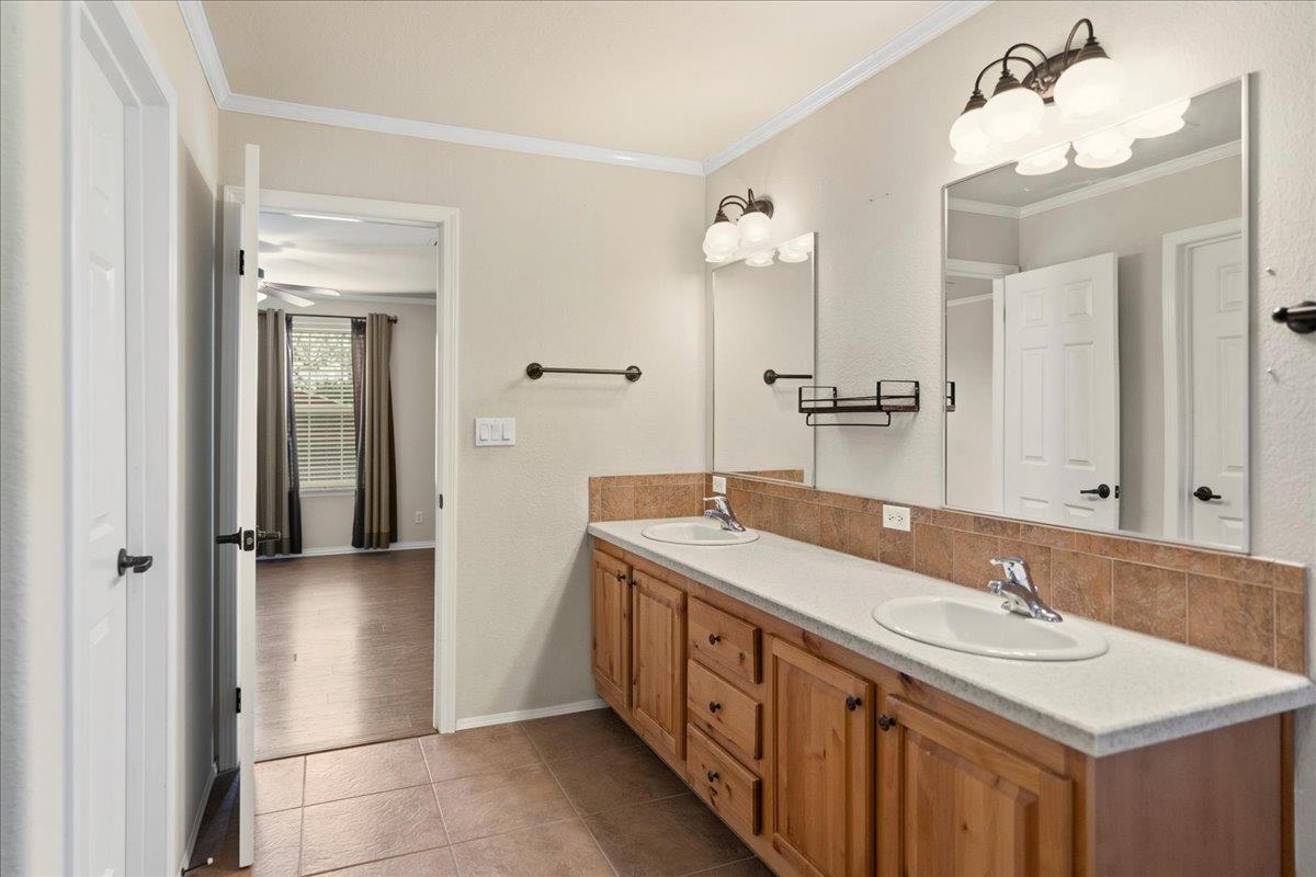 185 Trails End Rd, Driftwood, TX 78620