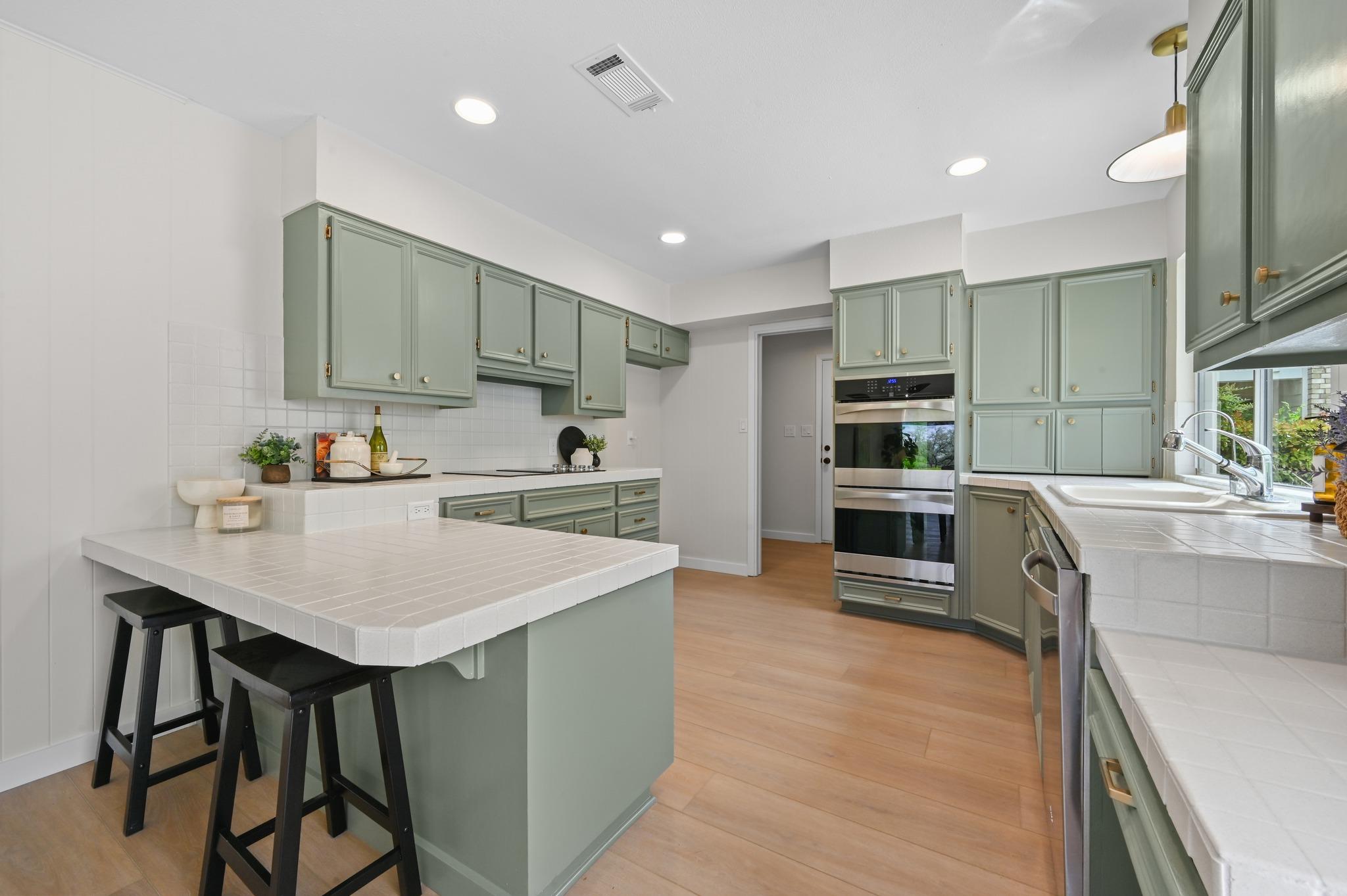 926 Lakeway Dr, Lakeway, TX 78734