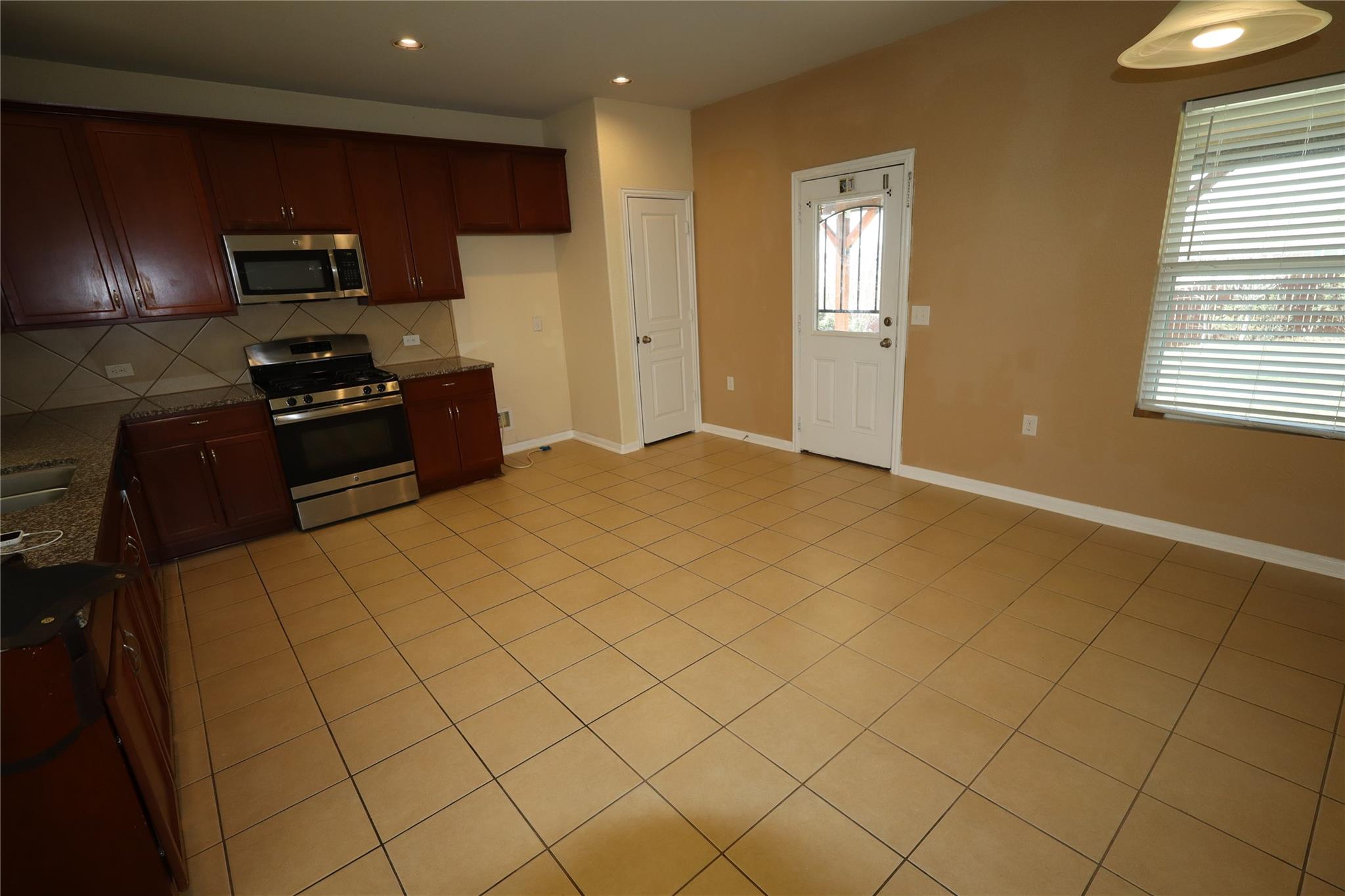 5032 Irvine Ln, Del Valle, TX 78617