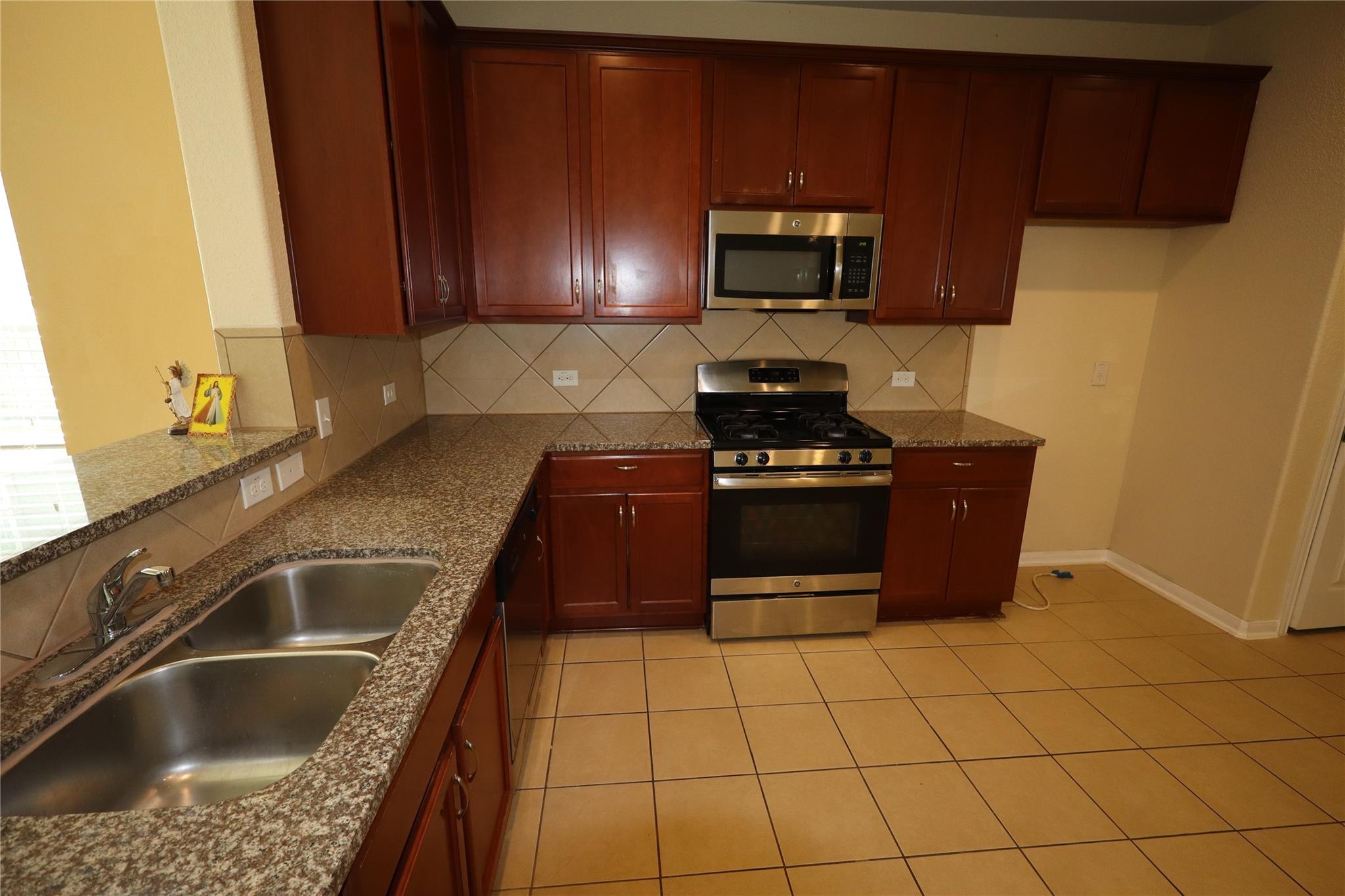 5032 Irvine Ln, Del Valle, TX 78617