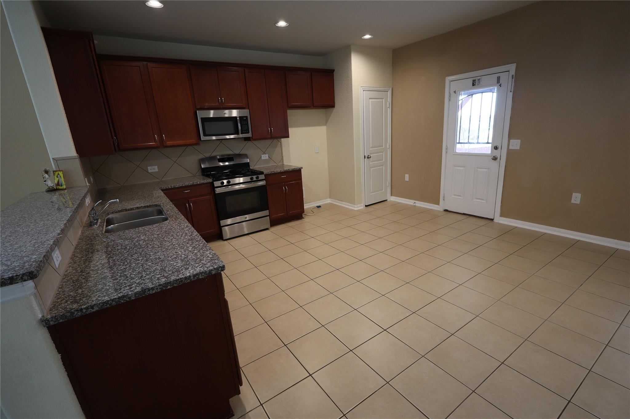 5032 Irvine Ln, Del Valle, TX 78617