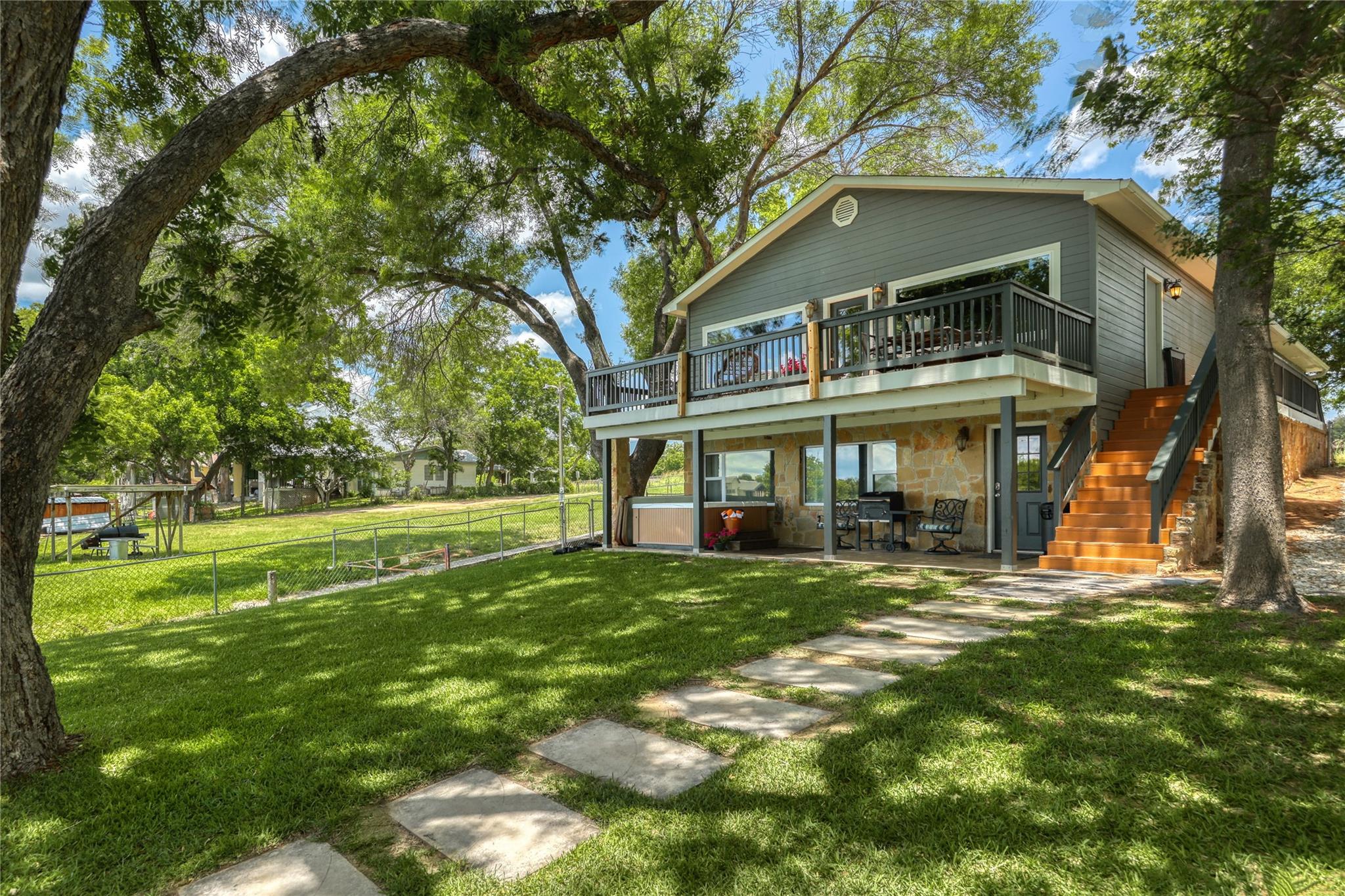 525 Ellen Williams Loop, Kingsland, TX 78639