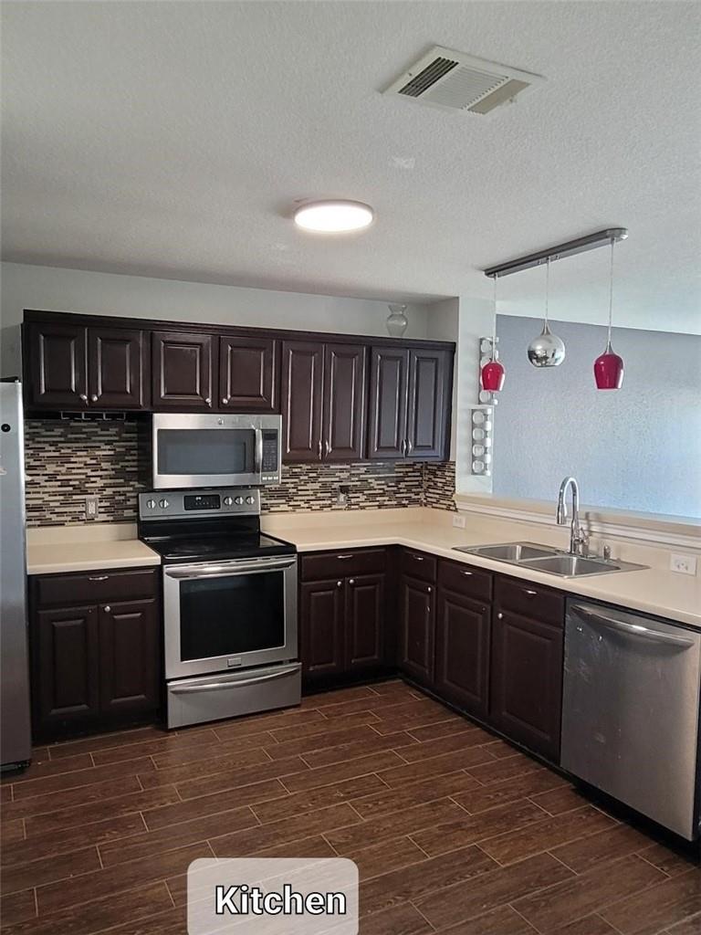 204 Phillips St, Hutto, TX 78634