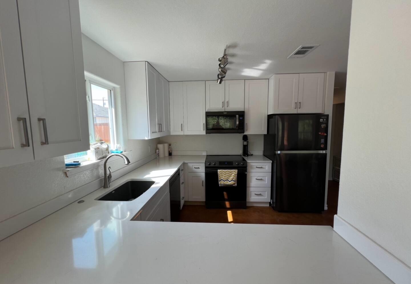 111 E Hickory Dr, Granite Shoals, TX 78654